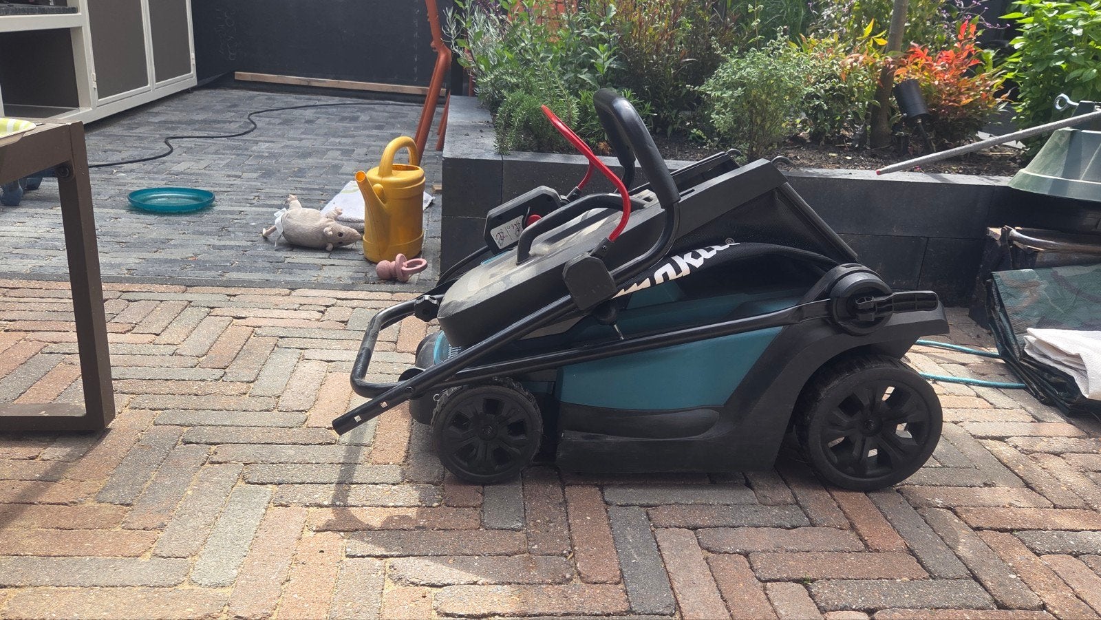 Makita Accu Grasmaaier 330mm  zonder accu, Ophalen, Cirkelmaaier, Accu-grasmaaier, Zo goed als nieuw