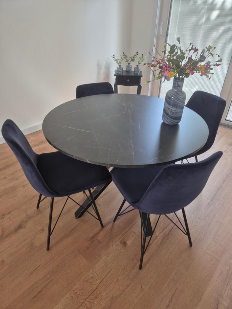 Moderne ronde eettafel met 4 blauwe fluwelen stoelen, Huis en Inrichting, Tafels | Eettafels, Modern, Industrieel, Overige materialen