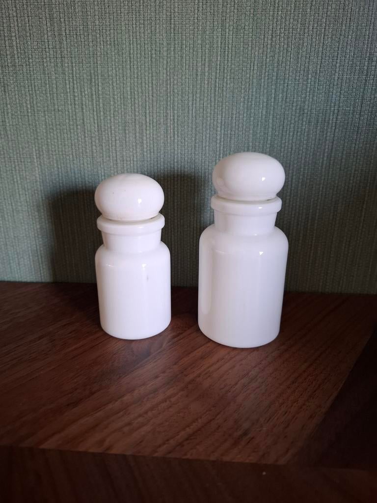 Set van 2 vintage witte melkglas apothekerspotten. Belgisch., Antiek en Kunst, Ophalen of Verzenden