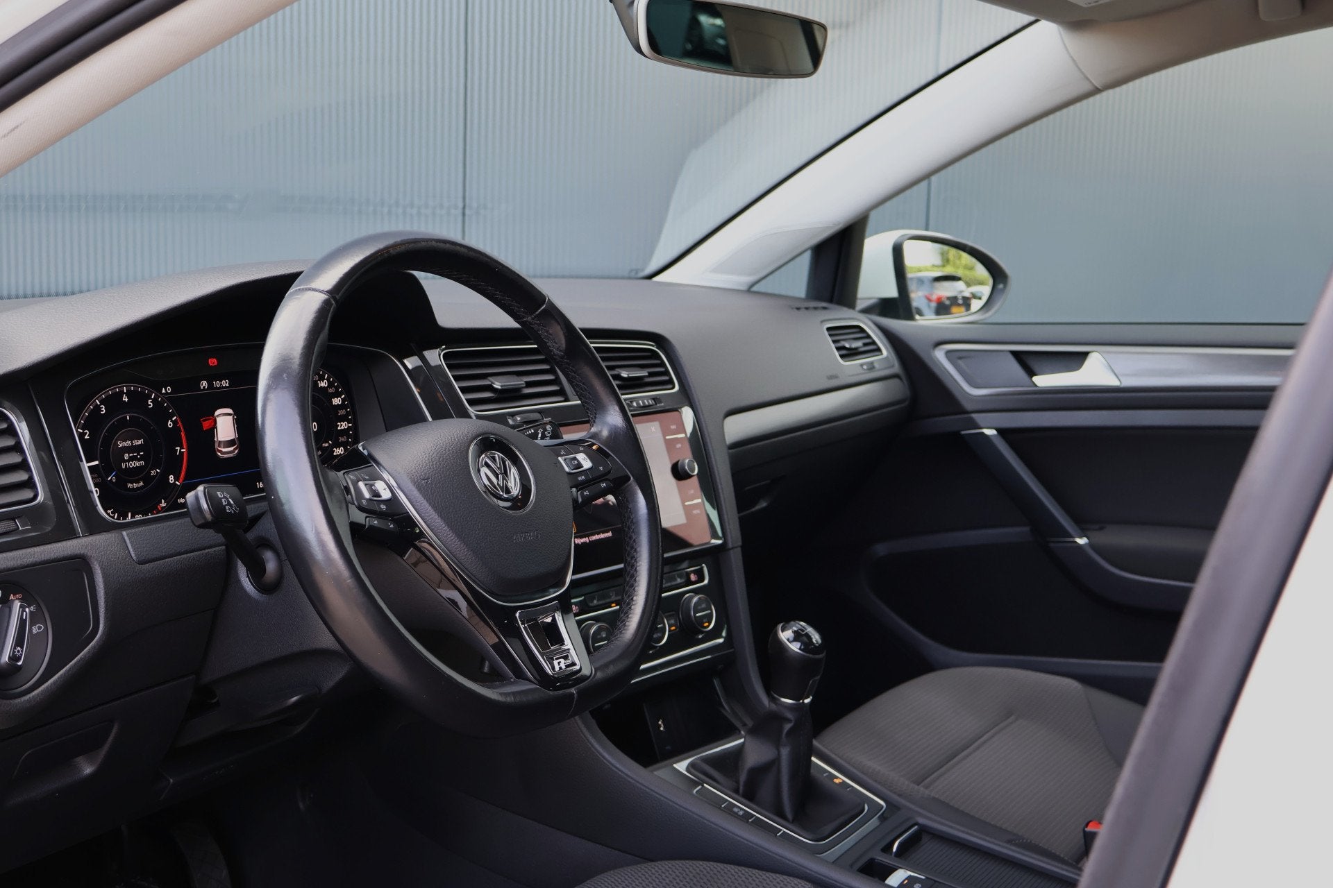 Volkswagen Golf 1.0 TSI Highline Business R | R-Line | Panor, Stof, Met garantie (alle), Wit, Bedrijf