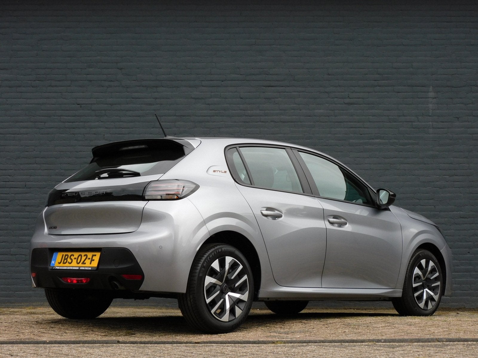 Peugeot 208 1.2 PureTech 100 Style CARPLAY/ANDROID! CRUISE!, Voorwielaandrijving, Gebruikt, Handgeschakeld, 19 km/l