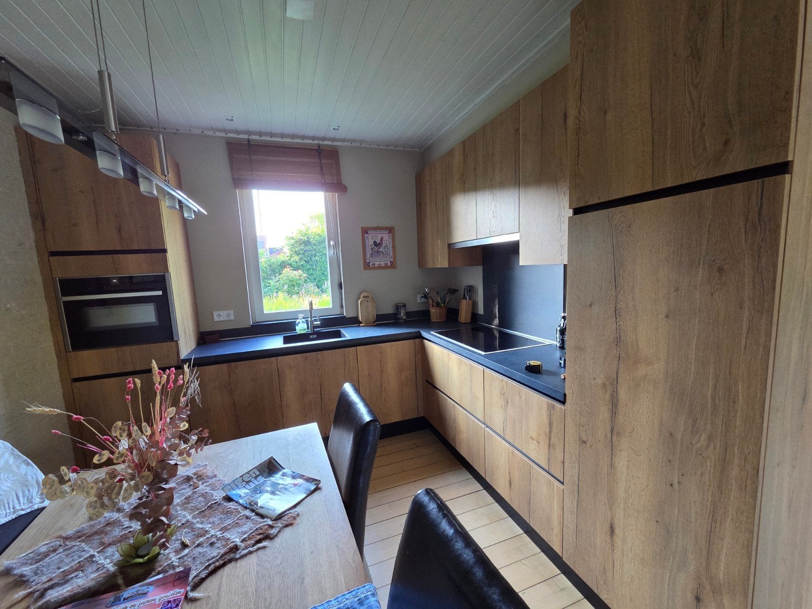 Zo goed als nieuwe houtlook keuken met Neff apparatuur, Ophalen, Hoekkeuken, Zo goed als nieuw, Greeploos