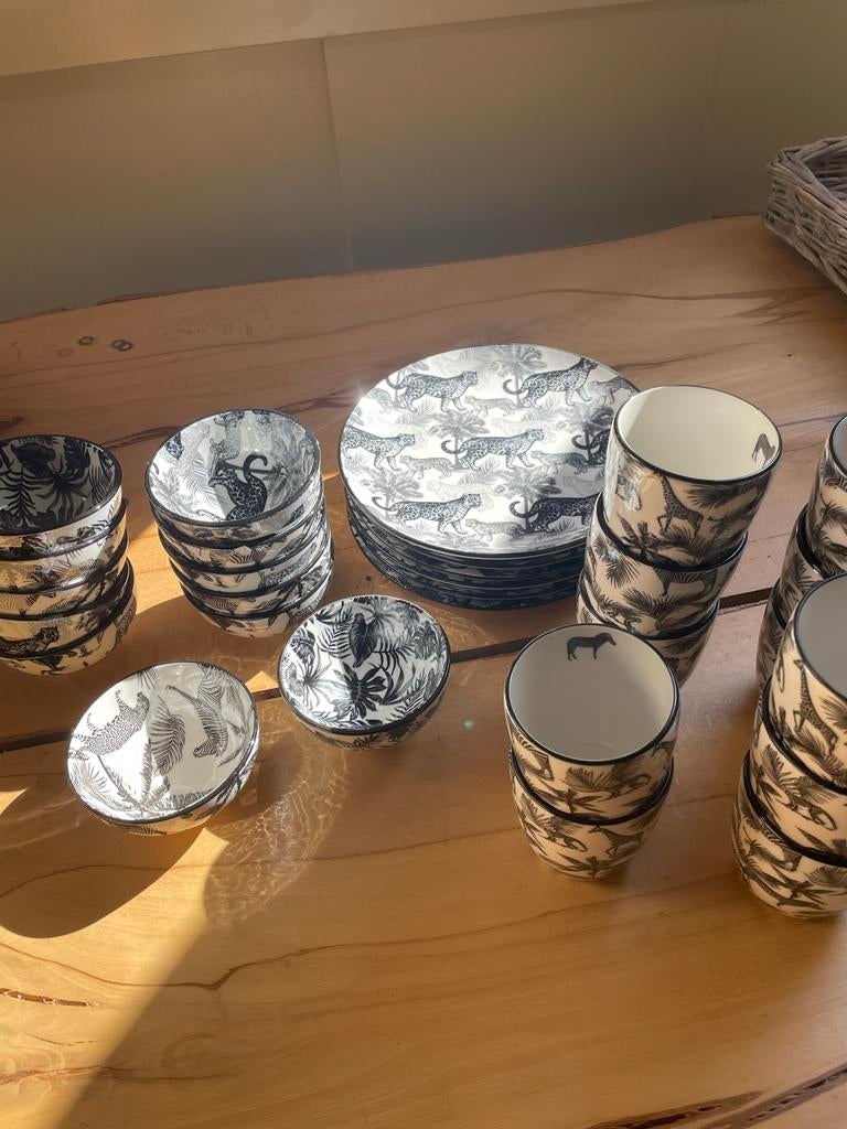 Servies met dierenprint: borden, kommen en kopjes, Keramiek, Ophalen of Verzenden, Zo goed als nieuw, Bord(en)