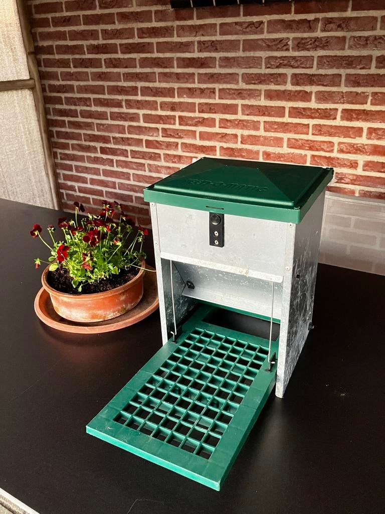 Feedomatic feed-o-matic trapvoerbak  voor kippen, Dieren en Toebehoren, Ophalen of Verzenden, Zo goed als nieuw, Drinken en Voederen