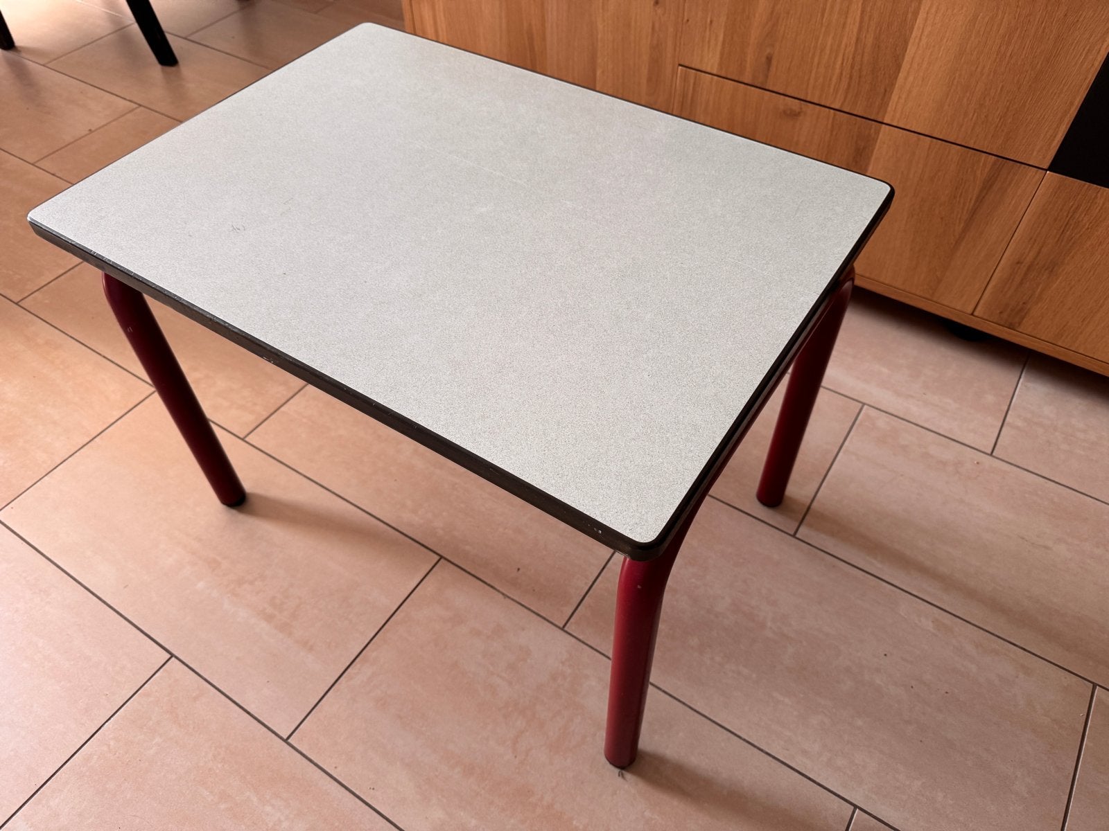 Stevig schooltafeltje voor kleuters (L70xB50xH52cm), Kinderen en Baby's, Kinderkamer | Tafels en Stoelen, Ophalen, Gebruikt, Tafel(s)