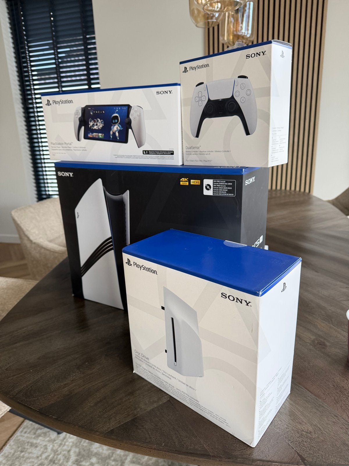 Foto 2 van PlayStation 5 Pro 2TB Bundel met Portal en Extra's