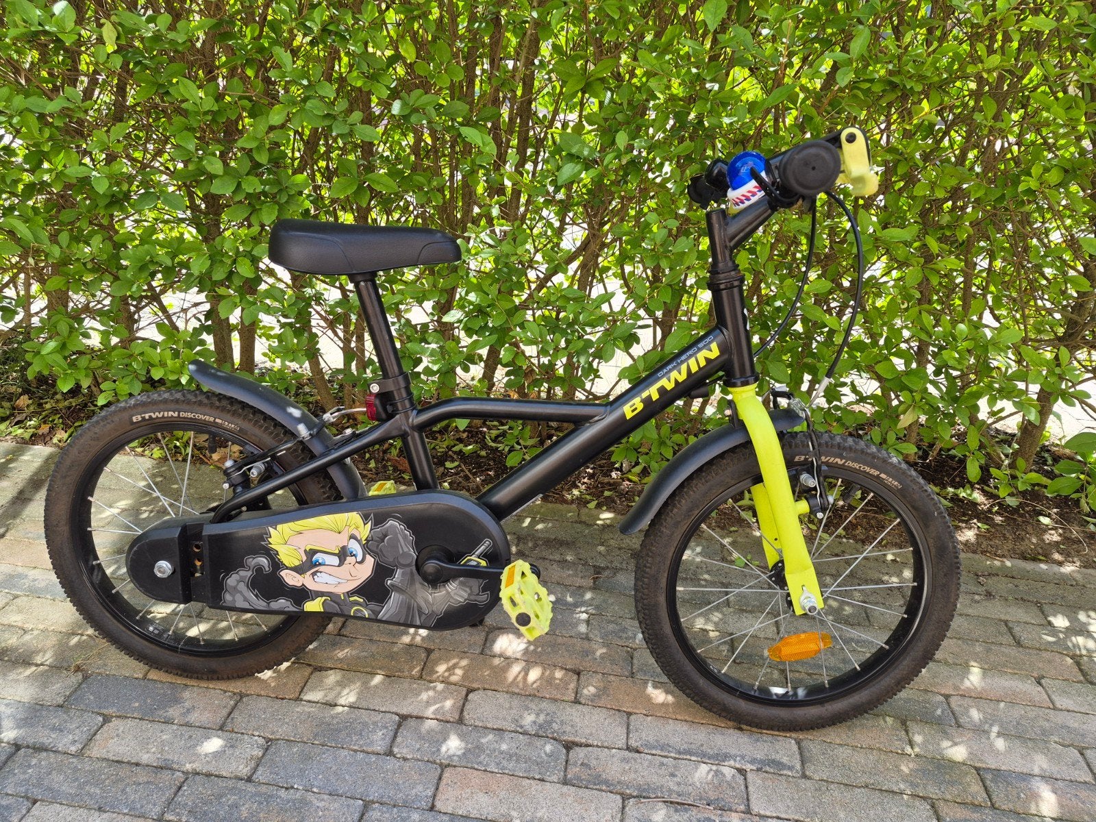 B'Twin jongensfiets 16 inch met politie bel en sirene, Velgrem, Minder dan 49 cm, Zo goed als nieuw, Ophalen