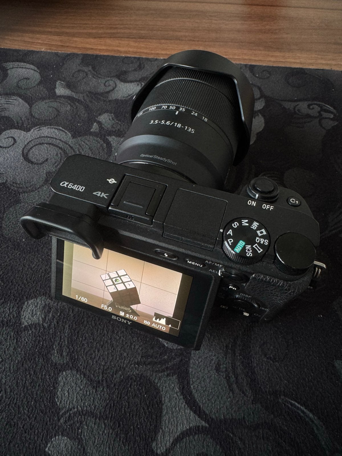 Sony A6400 met 18-135mm lens en 4 batterijen, Audio, Tv en Foto, Fotocamera's Digitaal, Lensdop, Ingebouwde flitser, Ophalen of Verzenden