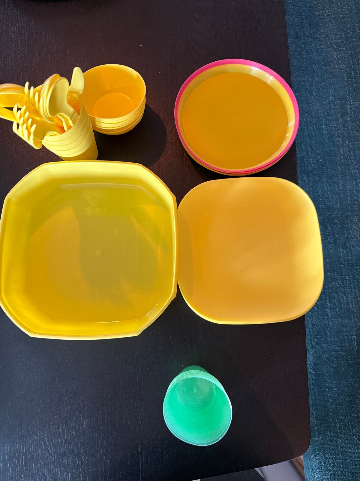 4-delig geel servies voor camping of picknick, Kunststof, Gebruikt, Ophalen of Verzenden, Bord(en)