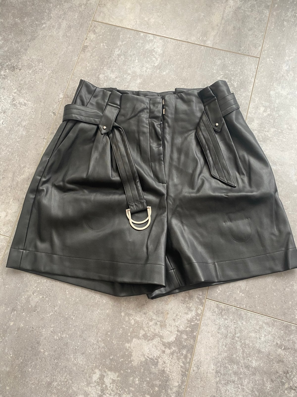 Only zwarte leren shorts met riem - Maat L, Kort, Zwart, Maat 42/44 (L), Nieuw