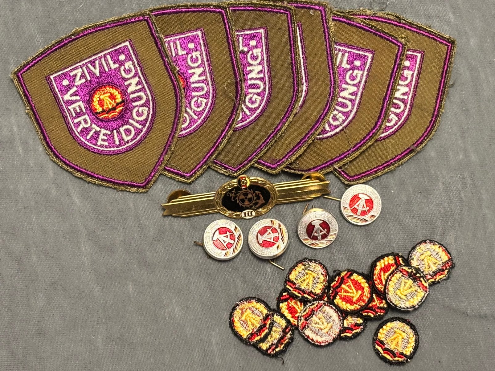 Kaveltje DDR items, Verzamelen, Militaria | Algemeen, Verzenden, Landmacht, Duitsland, Embleem of Badge