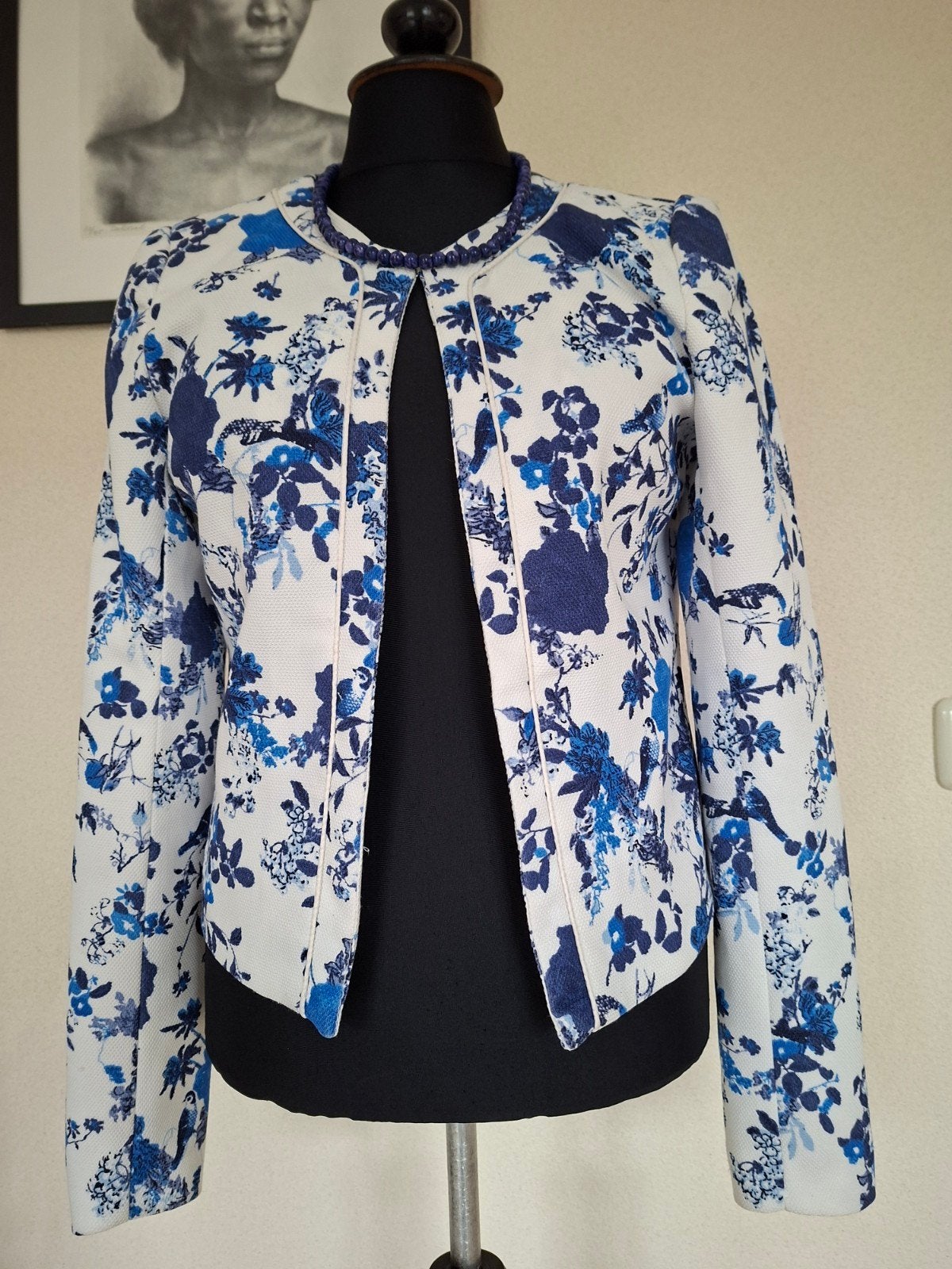 Wit jasje met blauwe bloemenprint maat S, Wit, Ophalen of Verzenden, Jasje, Maat 36 (S)