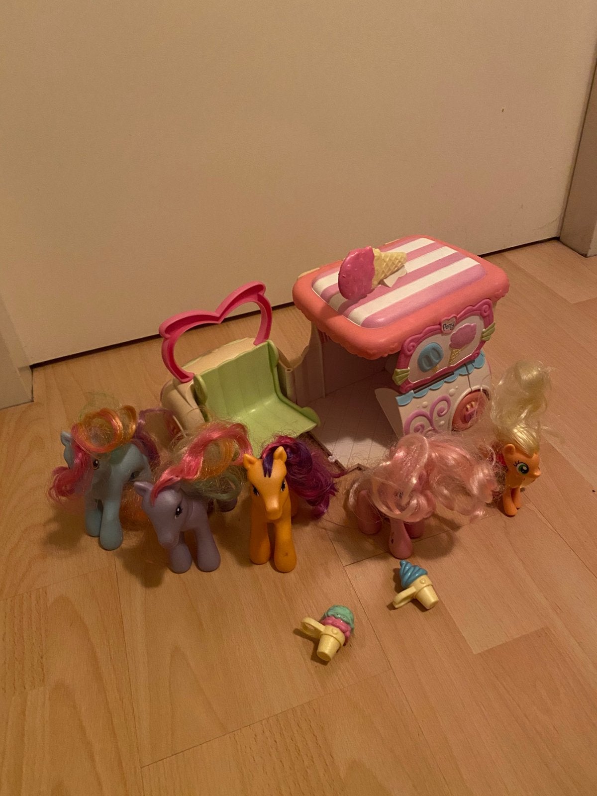 My little pony’s met ijssalon., Kinderen en Baby's, Speelgoed | My Little Pony, Ophalen of Verzenden, Zo goed als nieuw