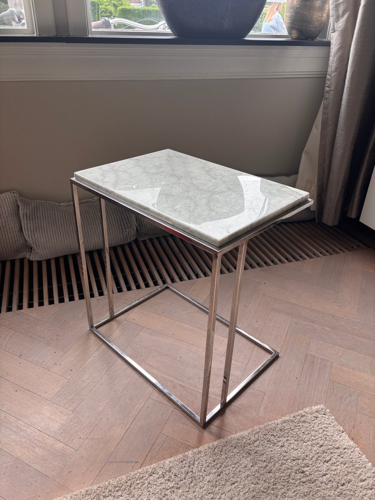 2 zilverkleurig bijzettafels wit marmeren blad nikkel marmer, Huis en Inrichting, Minder dan 55 cm, Metaal of Aluminium, Zo goed als nieuw