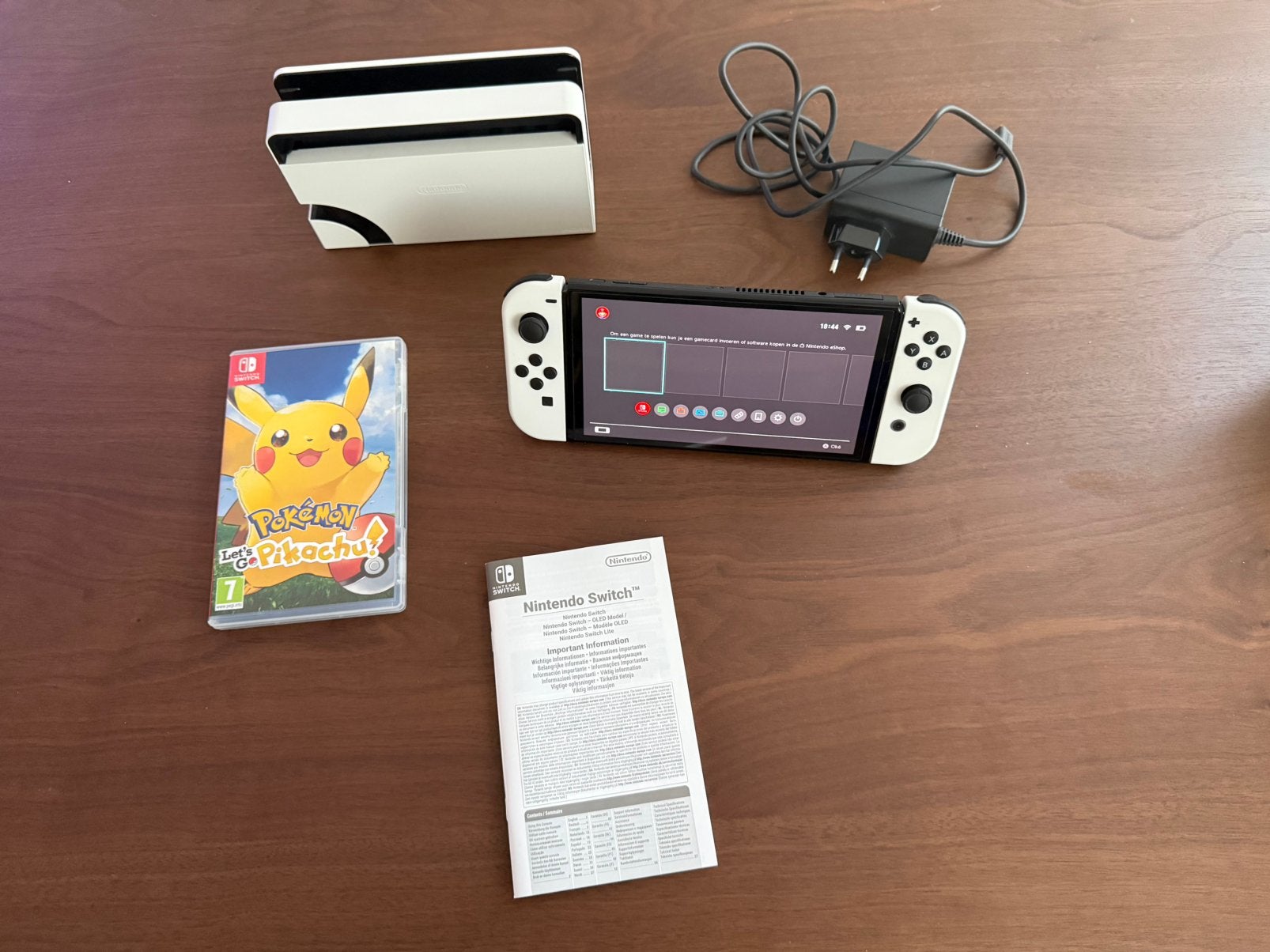 NINTENDO Switch OLED 64 GB Wit + Pokemon Let’s Go! Pikachu!, Met games, Zo goed als nieuw, Met 1 controller, Switch OLED