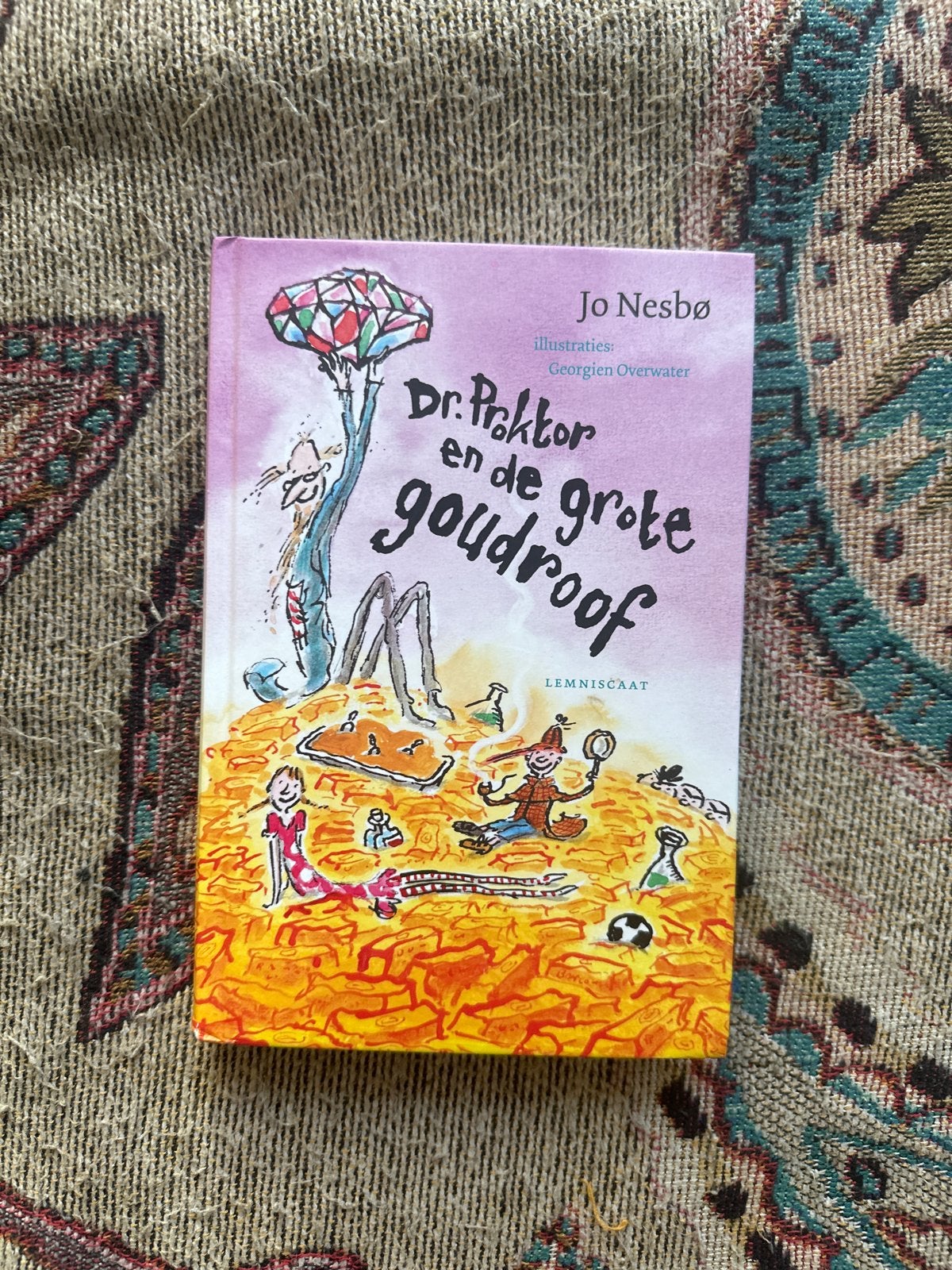 Dr. Proktor en de grote goudroof - Jo Nesbø, Boeken, Ophalen of Verzenden, Gelezen, Fictie algemeen