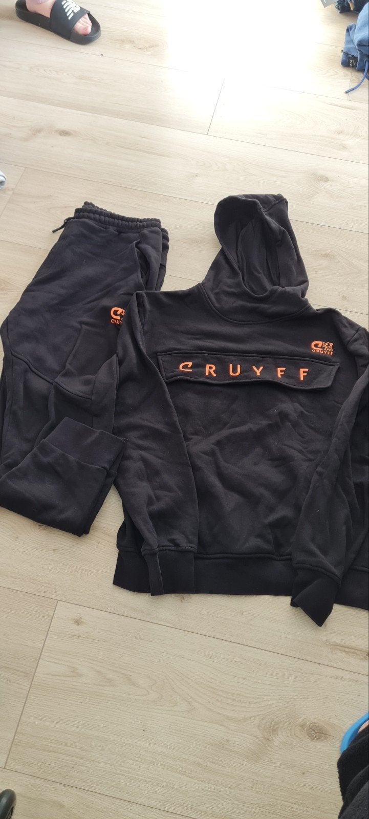 Cruyff Trainingspak Zwart Maat L, Kleding | Heren, Cruyff, Zwart, Overige jeansmaten, Ophalen of Verzenden