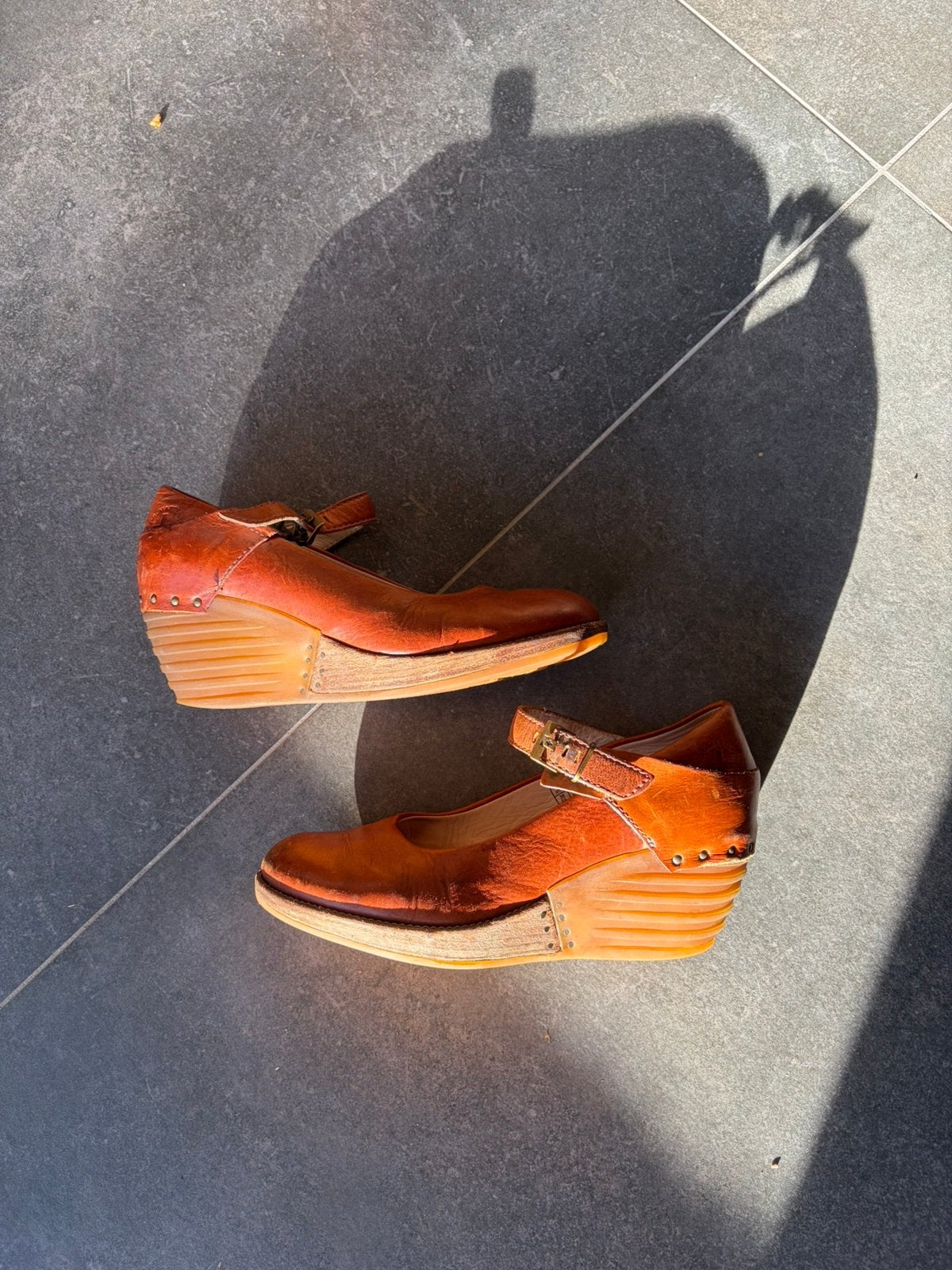 Dr. Martens Mary Jane met wedge hak, Kleding | Dames, Bruin, Ophalen of Verzenden, Schoenen met hoge hakken, Gedragen