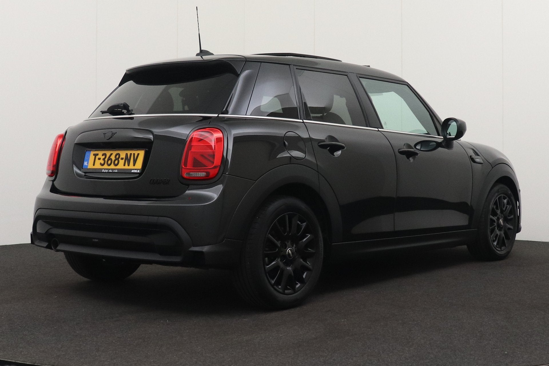 MINI 5-deurs 1.5 136 PK Aut. Cooper Camden Edition Pano-dak, Auto's, Mini, Dealer onderhouden, Gebruikt, Zwart, Bedrijf