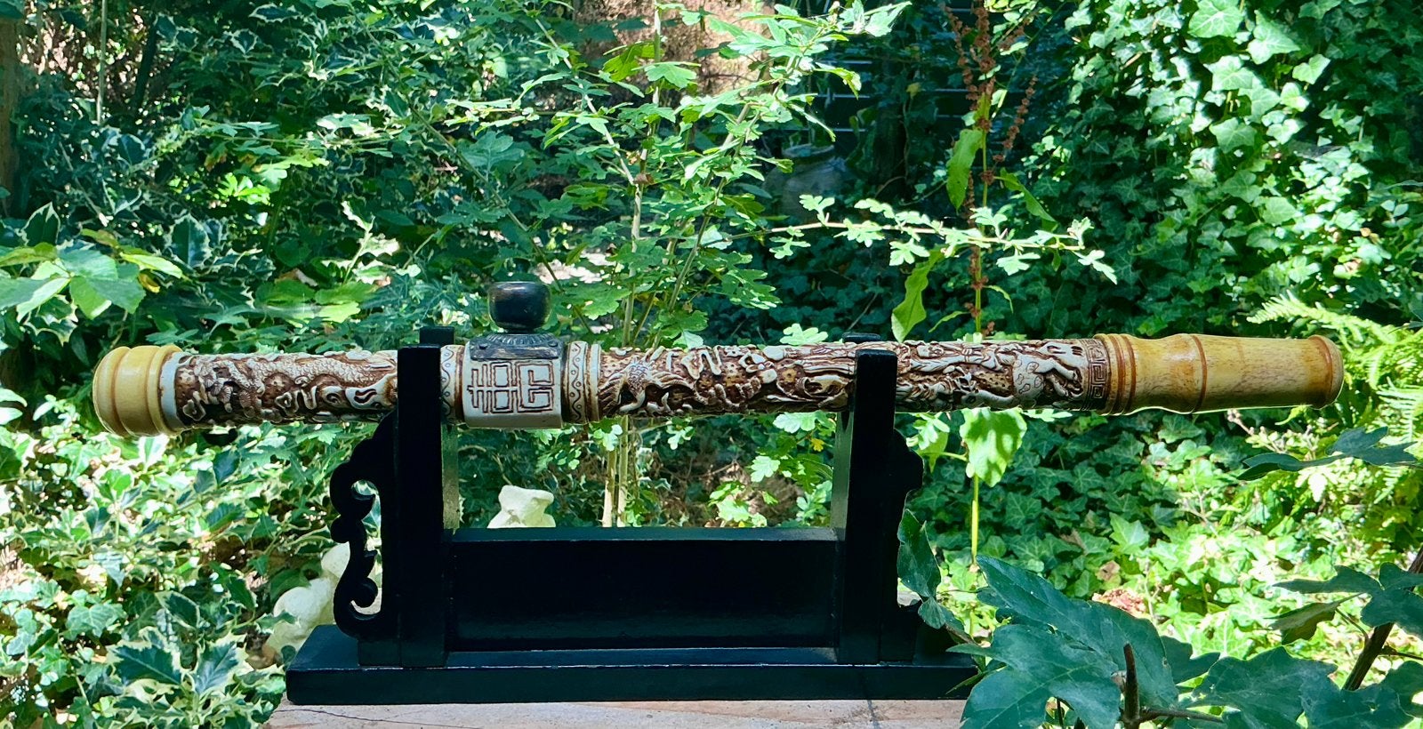 Mooie Chinese opiumpijp op standaard., Antiek en Kunst, Ritueel object, China, Wit, Reliëf