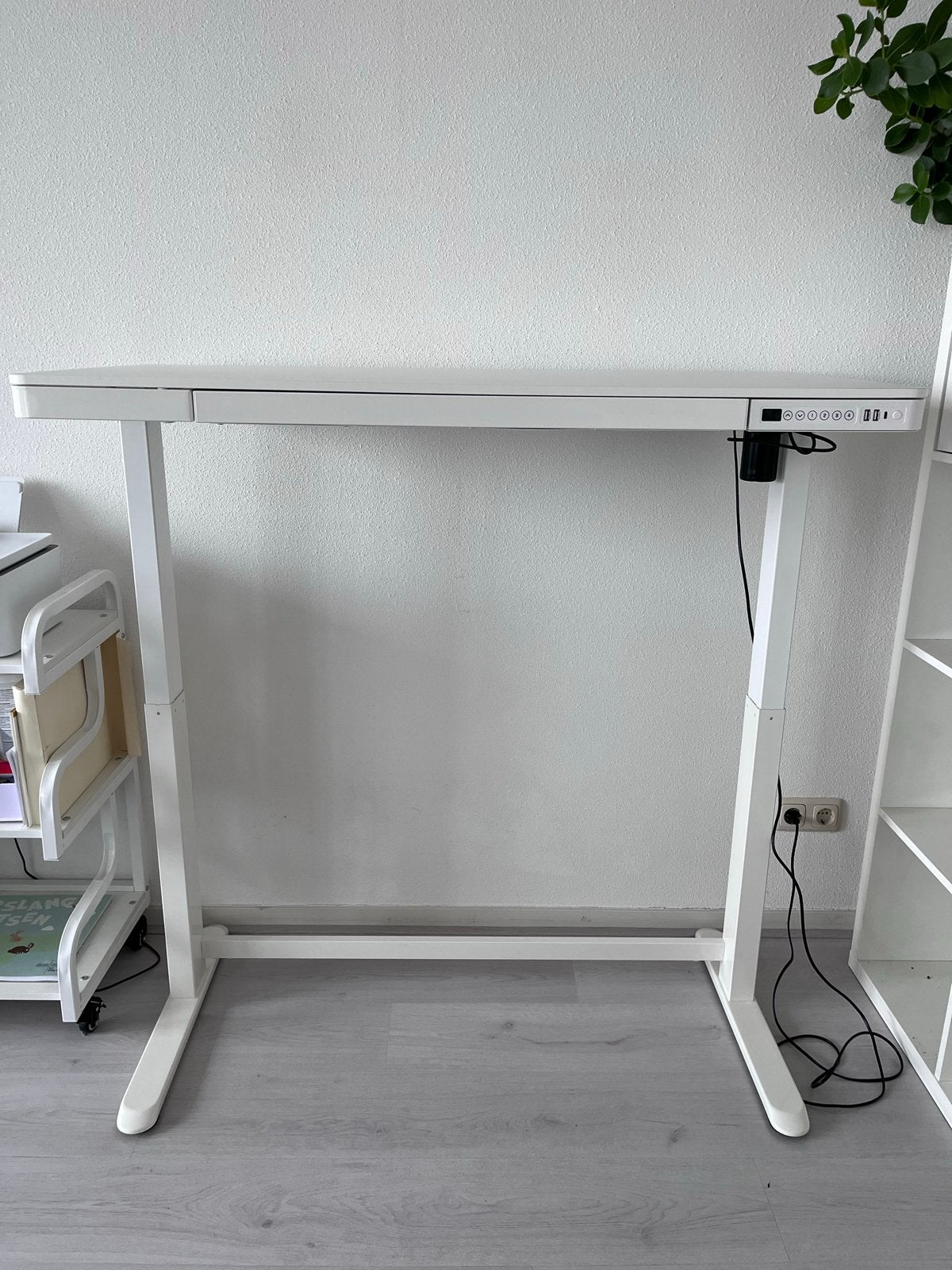 Wit elektrisch zit-sta bureau met lade, Huis en Inrichting, Bureaus, Ophalen, Zit-sta bureau, Elektrisch, Metaal