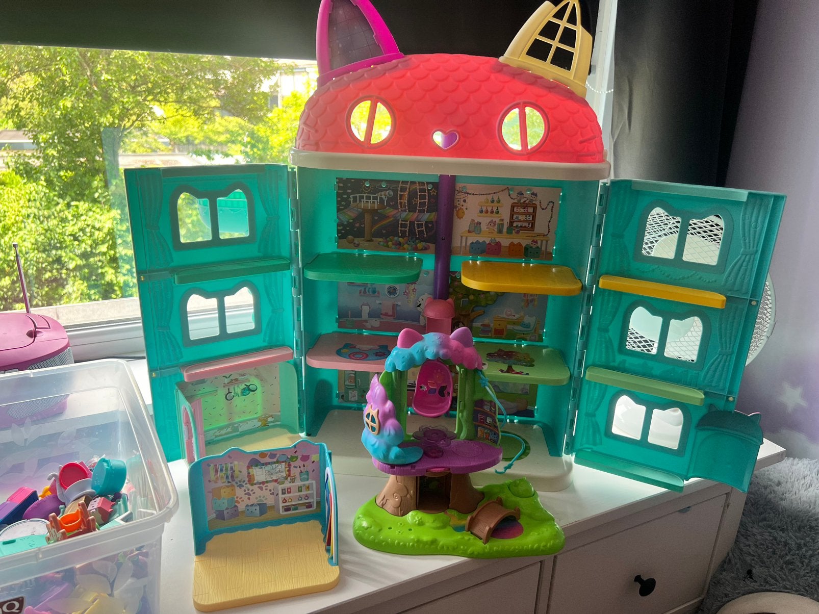 Gabby’s dollhouse, en boomhut met vele extras, Ophalen of Verzenden, Zo goed als nieuw, Poppenhuis