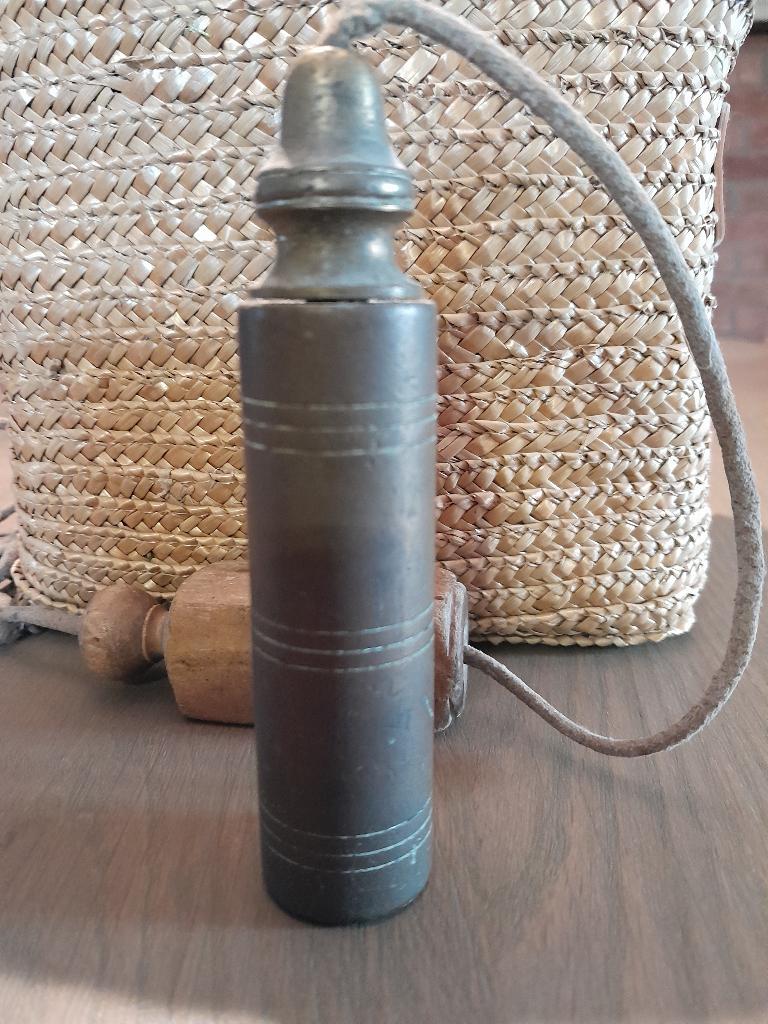 Oud schietlood of peillood met houten blok, Verzenden
