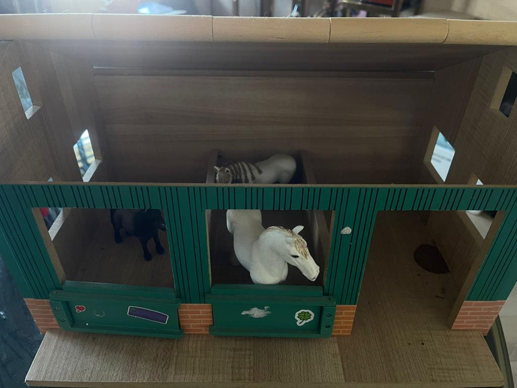 Schleich paarden en houten stal, Verzamelen, Speelgoed, Ophalen of Verzenden, Gebruikt