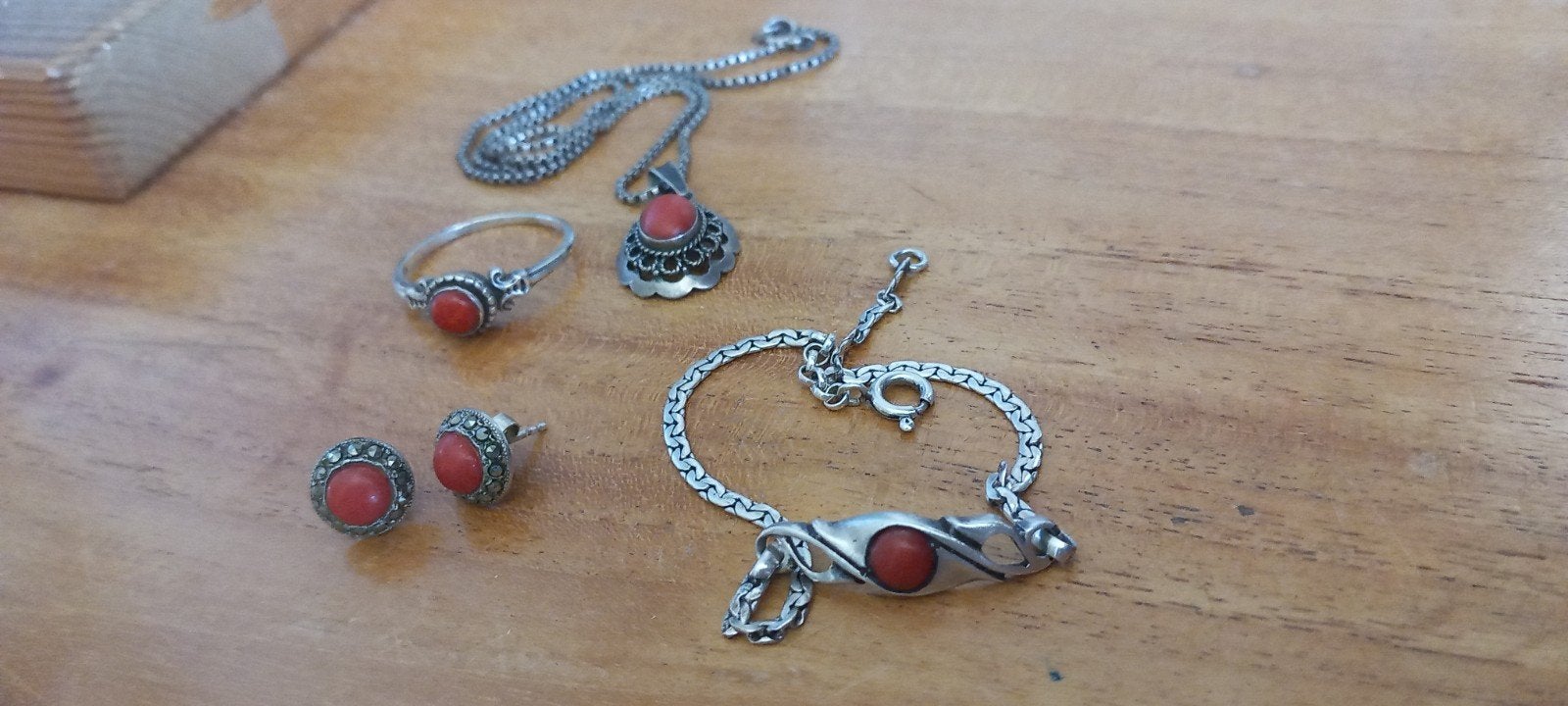 Zilveren sieradenset met koraal,, Sieraden, Tassen en Uiterlijk, Ophalen of Verzenden, Zilver, Ring, Met edelsteen