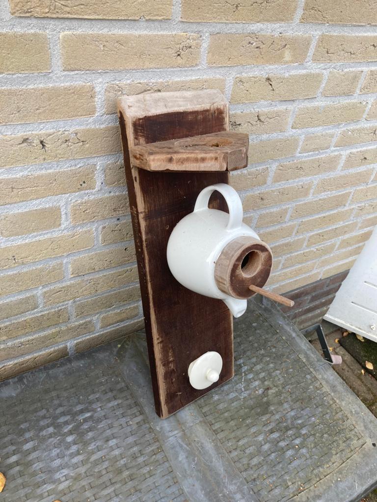 Vogelhuisjes gemaakt van hout en een theepot, Ophalen
