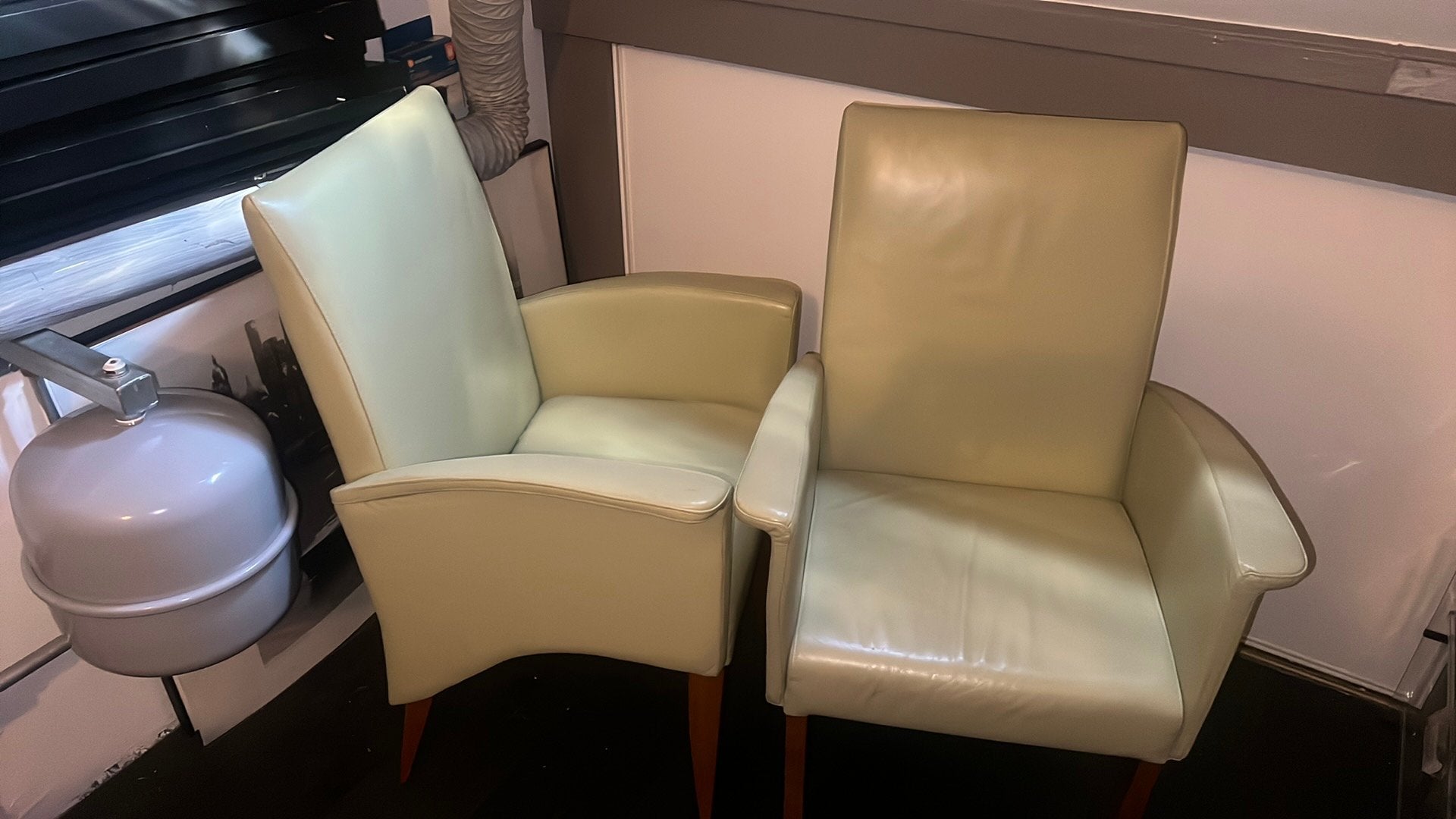 2 mooie klasieke leren stoelen, Ophalen, Zo goed als nieuw