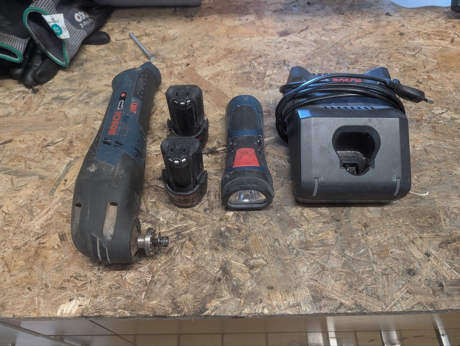 Bosch Multitool, zaklamp, 2 accu's en lader 12V, Ophalen of Verzenden, Gebruikt