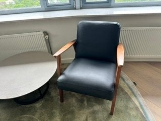 Stijlvolle fauteuil met houten armleuningen en zwart leer, Twee, Zwart, Zo goed als nieuw, Leer