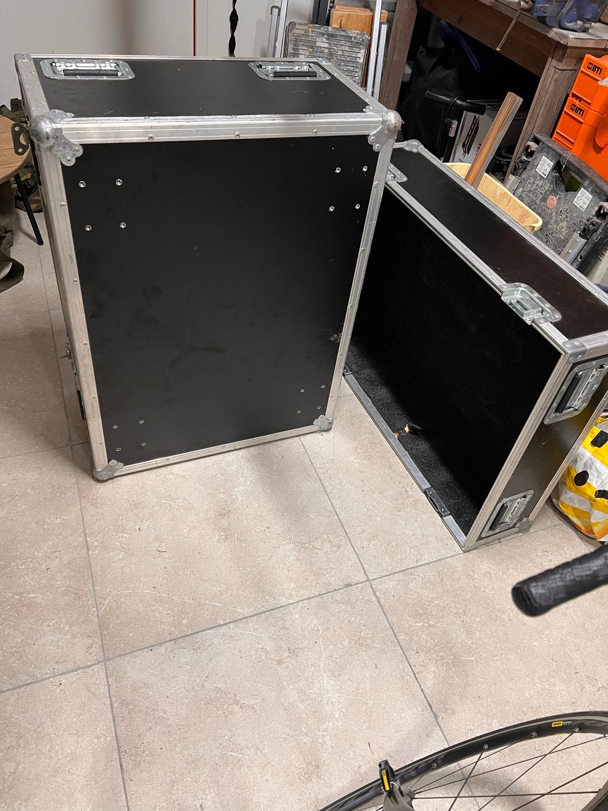Flightcase met 5 vakken en 12 handvatten, Ophalen of Verzenden, Gebruikt, Overige instrumenten, Flightcase
