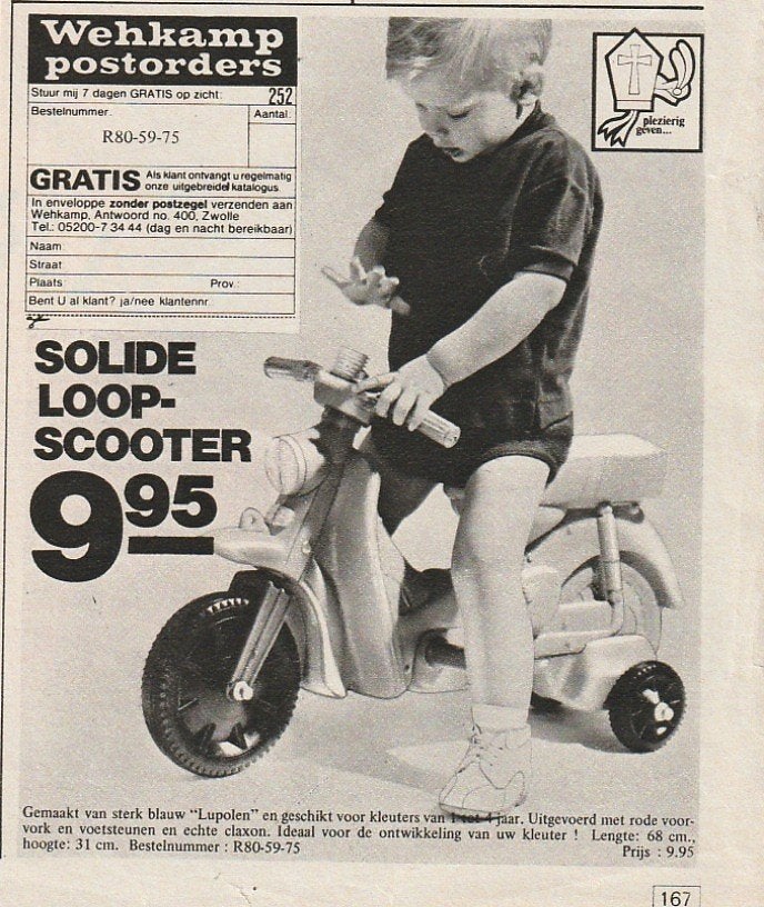 Retro reclame 1969 Wehkamp speelgoed jongetje op scooter, Verzamelen, Verzenden, Overige typen