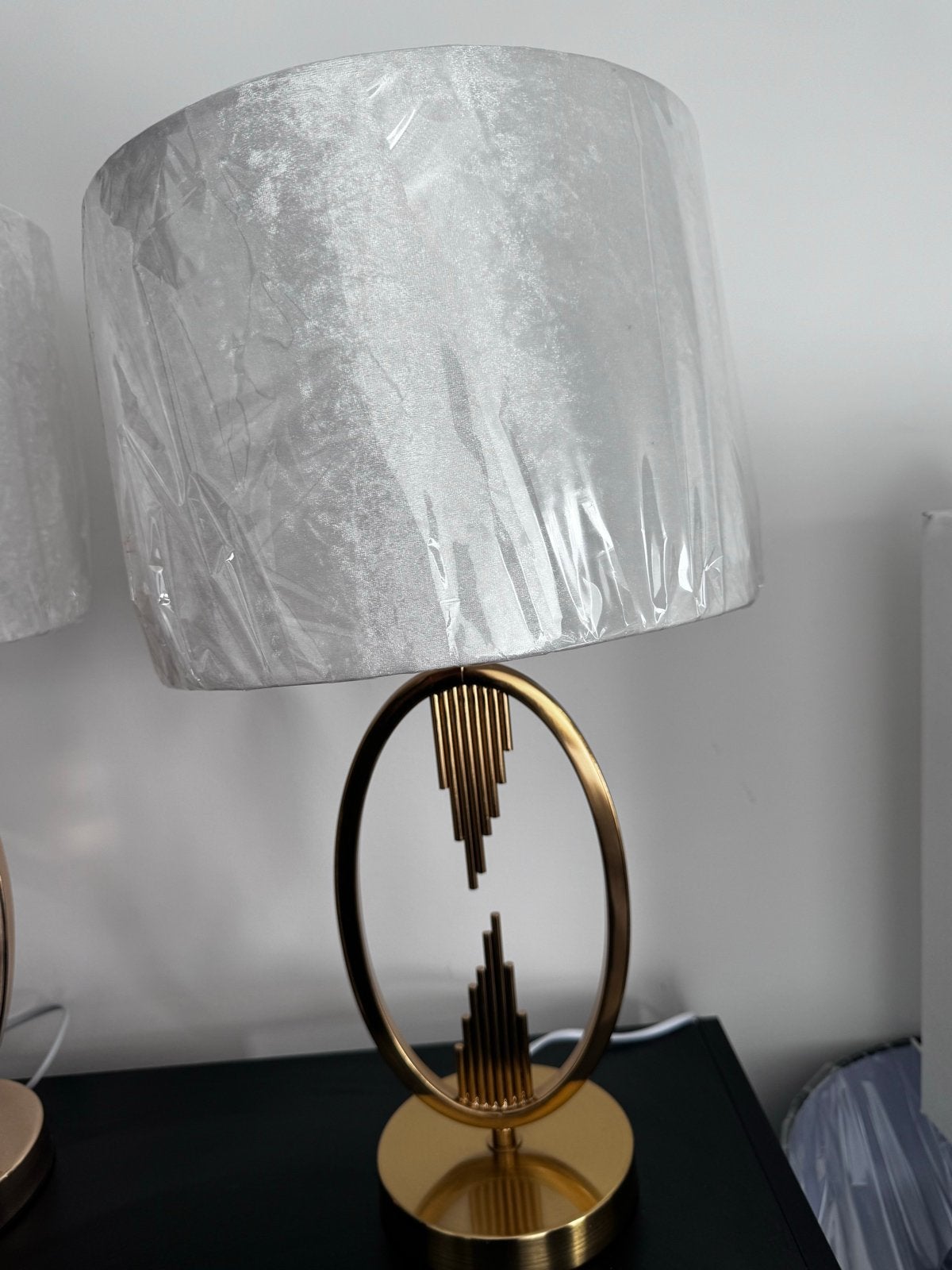 Witte velvet tafellamp - Modern en stijlvol, Ophalen of Verzenden, Nieuw, Stof, Minder dan 50 cm