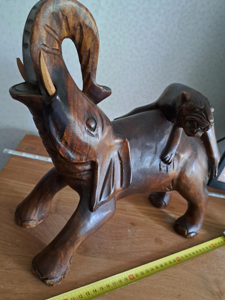 Vintage olifant met panter op rug houtsnijwerk hand gesneden, Antiek en Kunst, Houtsnijwerk, Ophalen of Verzenden, Handgemaakt