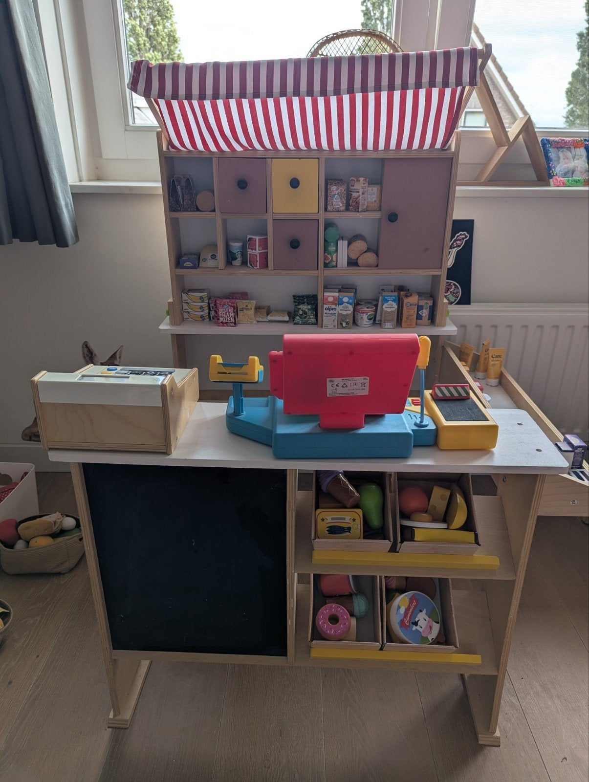 Houten speelgoed winkel met veel accessoires, Ophalen, Zo goed als nieuw, Jongen of Meisje