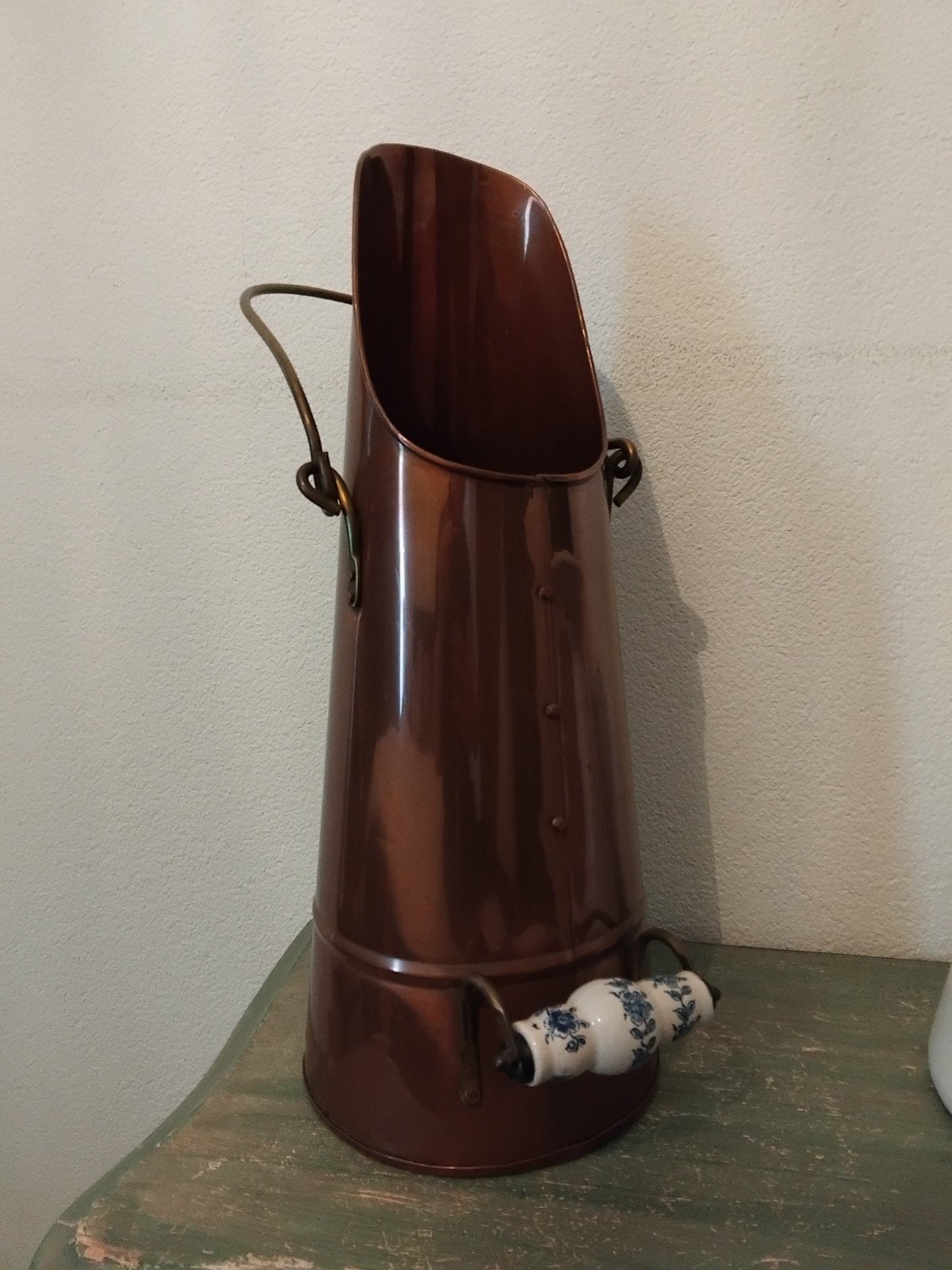 Antieke koperen kolenkit met porseleinen handvat, Ophalen of Verzenden, Koper