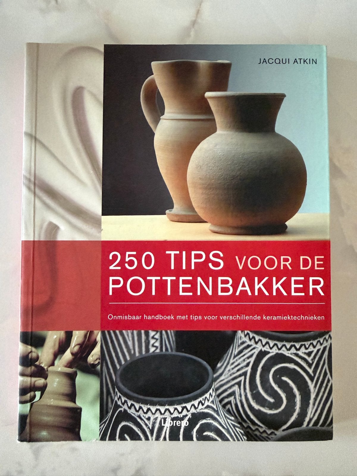 250 Tips voor de Pottenbakker - Jacqui Atkin, Boeken, Ophalen of Verzenden, Zo goed als nieuw, Kleien en Boetseren