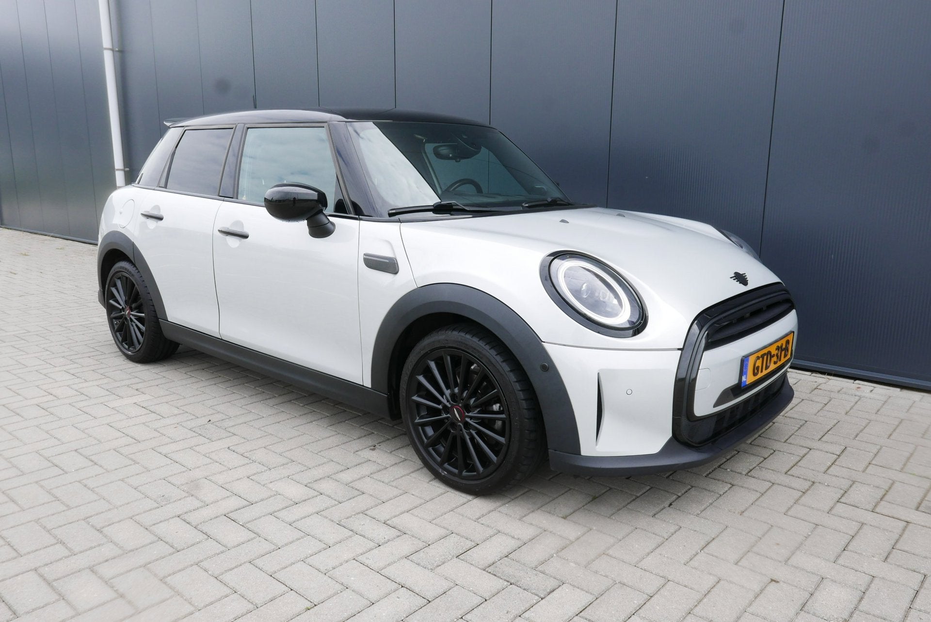 Mini 5-Deurs 1.5 136 PK Cooper Business Edition AUT,NAVI,CLI, Auto's, 136 pk, Gebruikt, Wit, Bedrijf