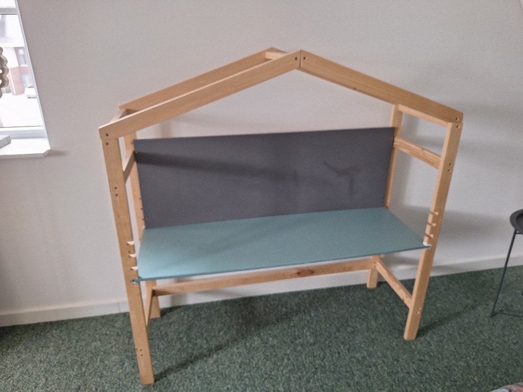 Kinder speeltafel in vorm van huis met krijtbord, Ophalen, Gebruikt