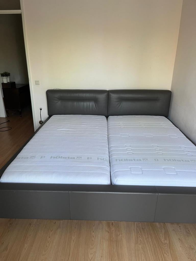 Hulsta-Tweepersoonsbed met matrassen - nog in prima staat, Ophalen, Overige materialen, Modern en luxe, Tweepersoons