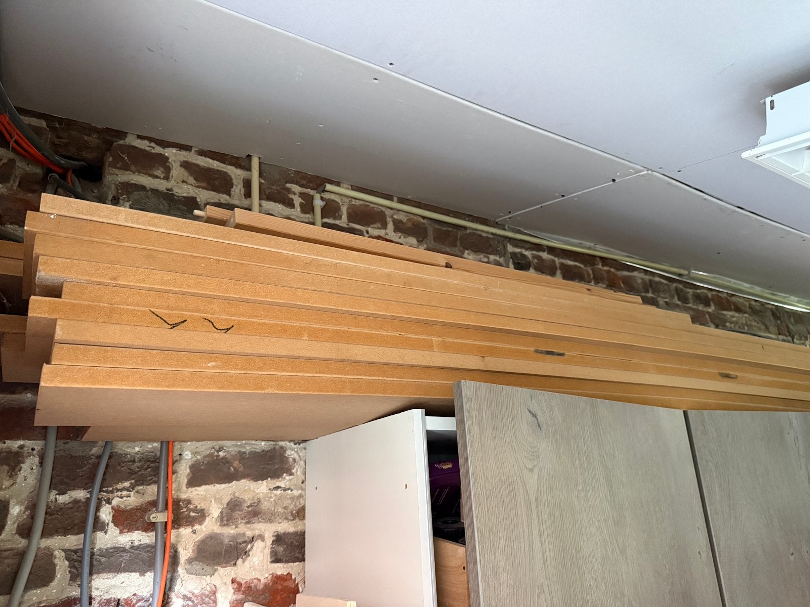 25 ongebruikte MDF stroken c.a. 2.74 meter lang, Doe-het-zelf en Verbouw, Ophalen, Minder dan 25 mm, Zo goed als nieuw, 250 tot 300 cm