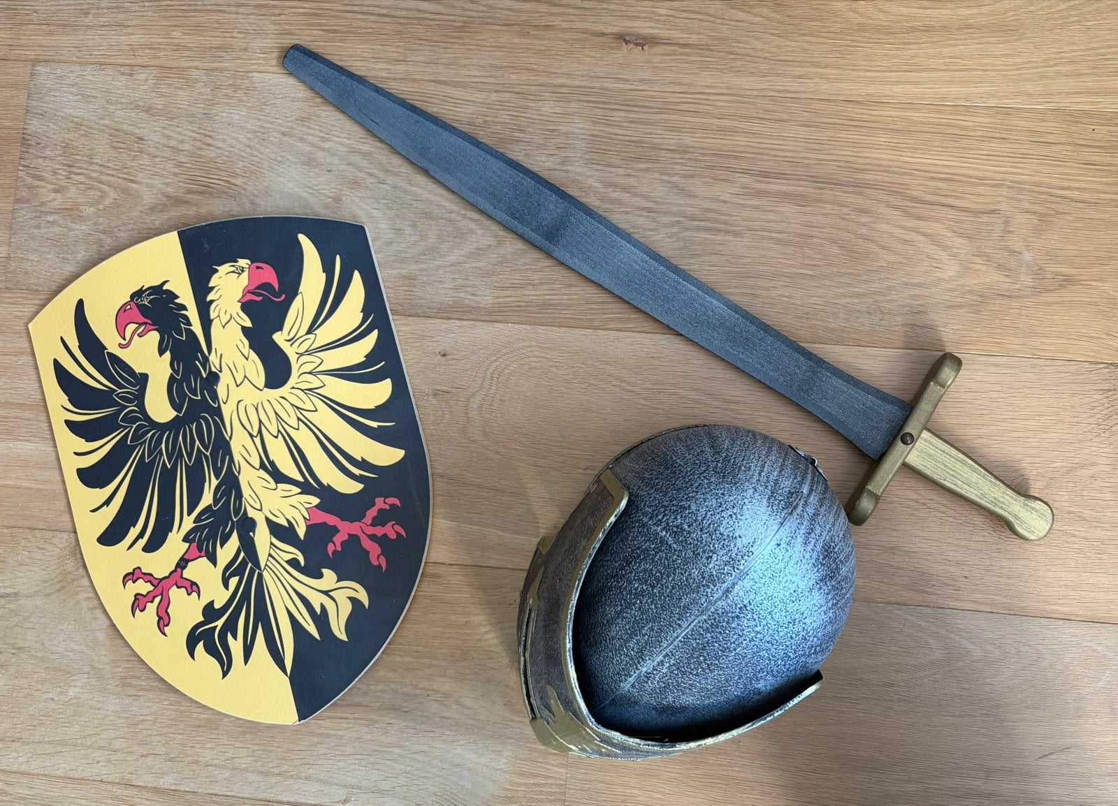 Ridder verkleedset: helm, zwaard en schild, Ophalen of Verzenden, Zo goed als nieuw