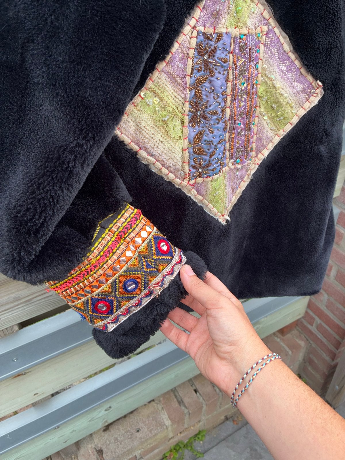 Zwarte faux fur jas met geborduurde details one sized, Ophalen of Verzenden, Zo goed als nieuw, Maat 42/44 (L), Zwart