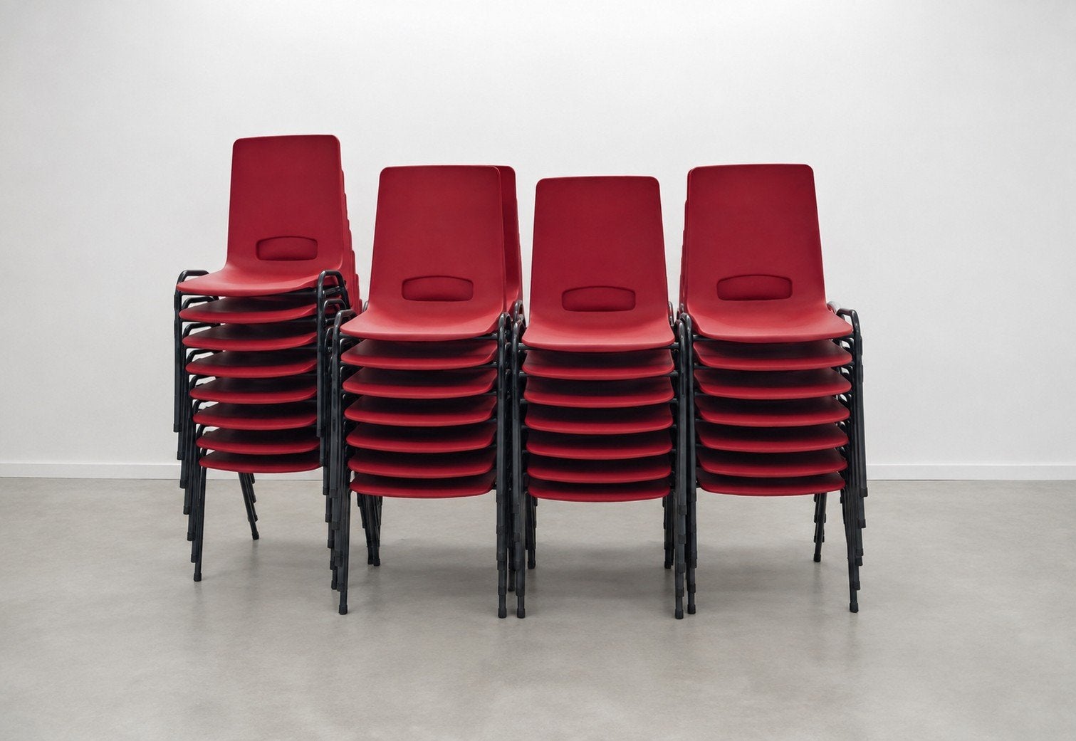 25 stuks partij stapelbaar - kantine stoelen -, Bruin, ., Ophalen of Verzenden, Zo goed als nieuw