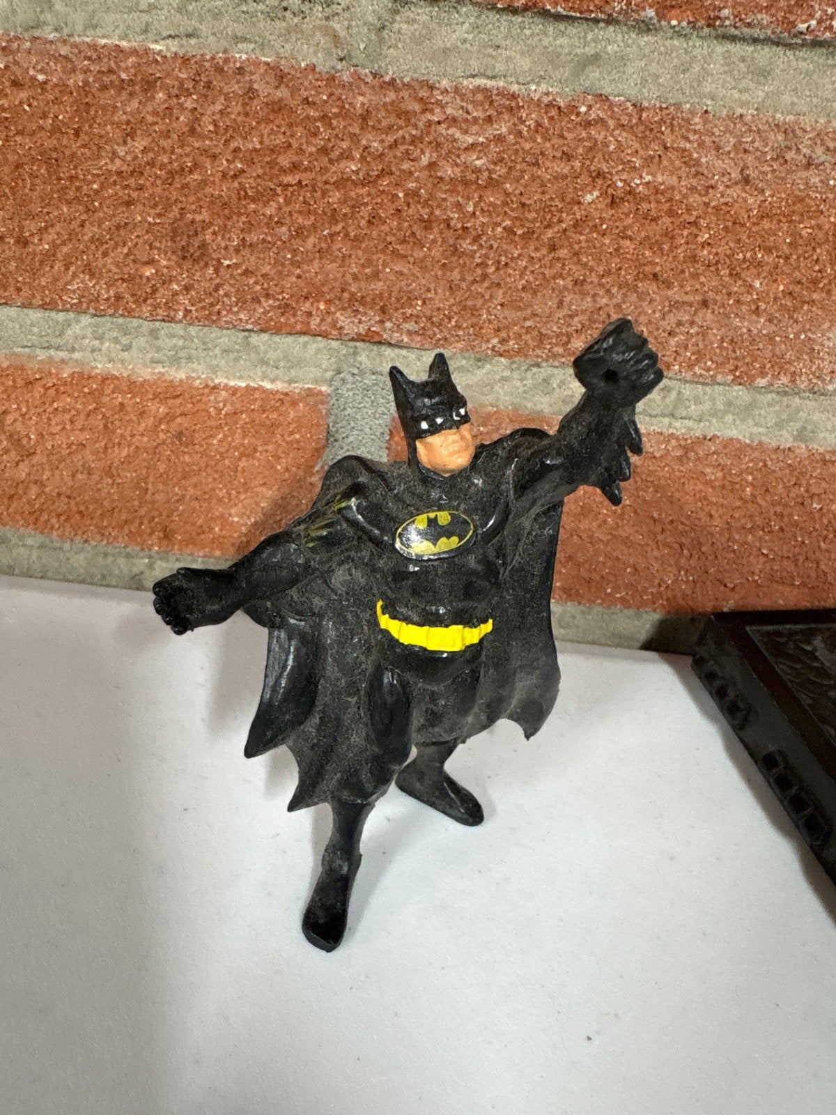 Vintage Batman Actiefiguur - Zwart met Geel Logo, Verzamelen, Poppetjes en Figuurtjes, Ophalen of Verzenden, Gebruikt