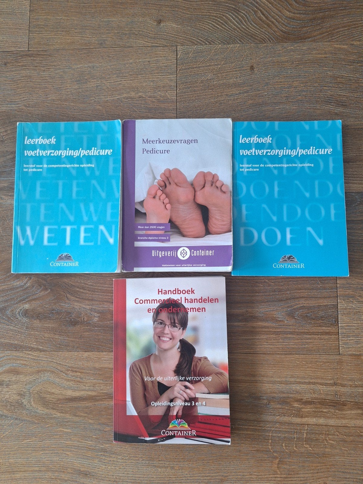 Pedicure studieboeken. Uitgeverij Container, Gelezen, Uitgeverij Container, Ophalen of Verzenden, MBO