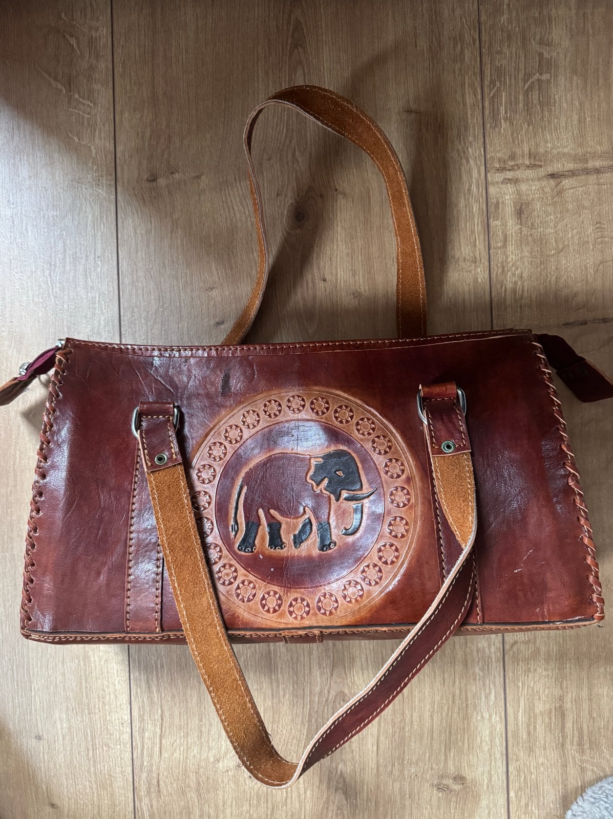Vintage Leren Schoudertas met Olifant Reliëf, Sieraden, Tassen en Uiterlijk, Tassen | Damestassen, Ophalen of Verzenden, Zo goed als nieuw